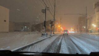 本日の#美唄市 国道の様子⛄️
19時45分現在もかなり見通しが悪く、道路状況も様々です。
ドライバーの皆様、引き続きスピードダウンで車間距離を、しっかり取って安全運転をお願いいたします‼️